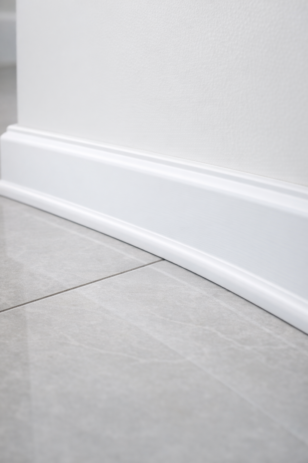 Tile edge with slim shoe moulding option
