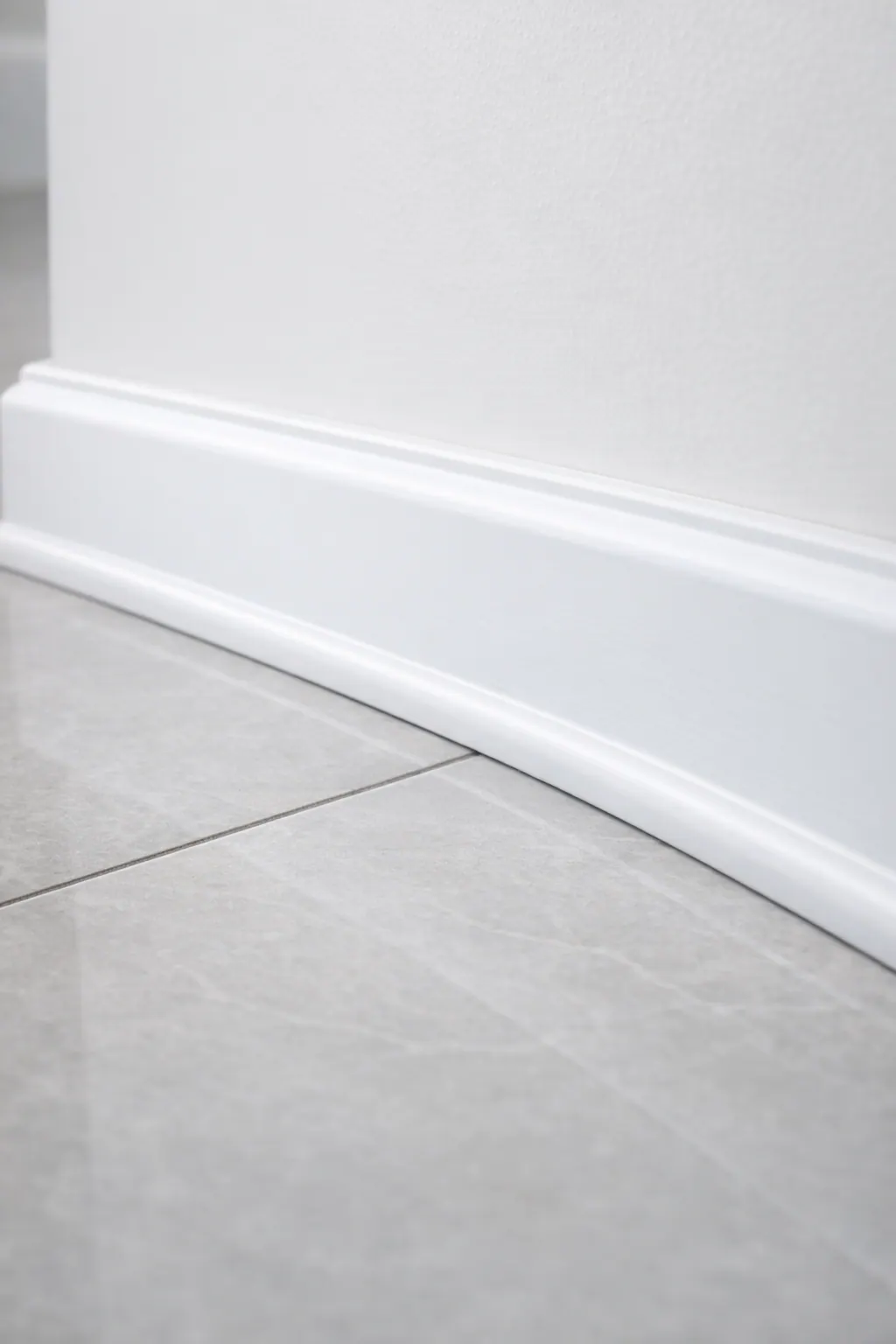 Tile edge with slim shoe moulding option